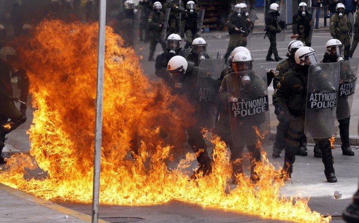 Người biểu tình ném bom xăng vào cảnh sát chống bạo động Hy Lạp